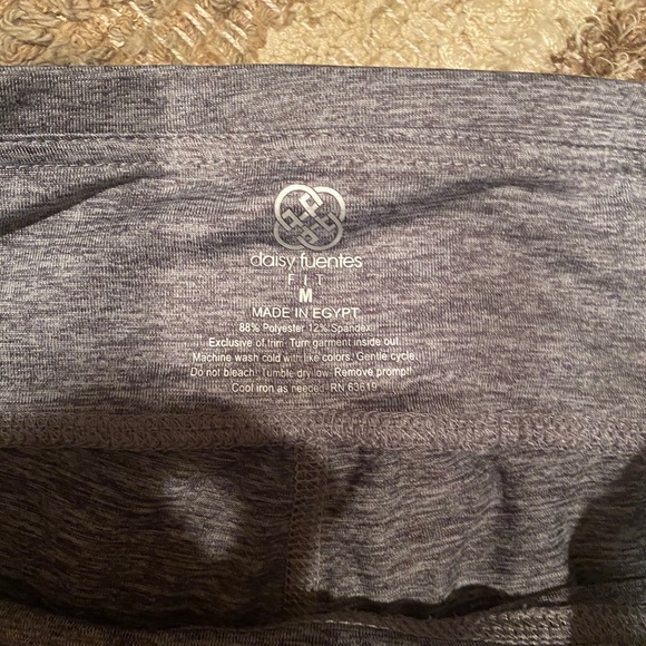 Stretchy grey crop leggings with black details - Picture 2 of 2